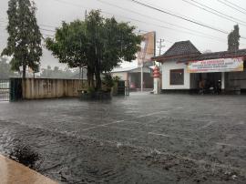 BERTEDUH PADA HUJAN