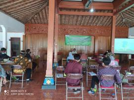 SOSIALISASI PEMANFAATAN LIMBAH SAMPAH DAN BARANG BEKAS MENUJU DESA PEDULI SAMPAH OLEH UAD