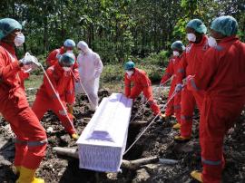 SATGAS COVID-19 KALURAHAN SEMANU MELAKSANAKAN PEMAKAMAN JENAZAH DENGAN PROTOKOL KESEHATAN KETAT