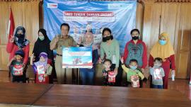 PEMBAGIAN SUSU SGM DARI SOS CHILDREN’S VILLAGE DI KALURAHAN SEMANU