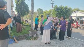 LURAH SEMANU GIAT JUM'AT BERSIH BERSAMA PAMONG KALURAHAN
