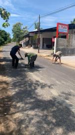 PENAMBALAN RUAS JALAN KABUPATEN DI SEMANU 